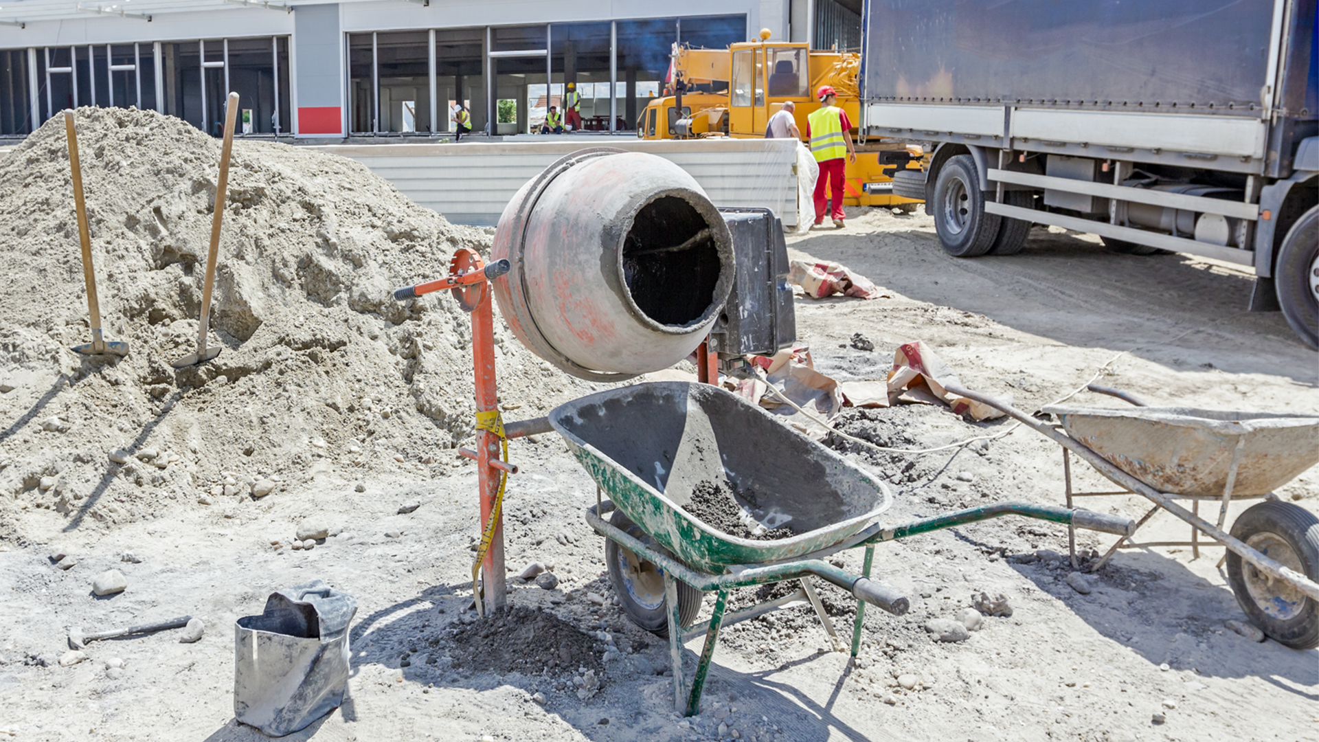 Equipos y maquinaria en una construcción