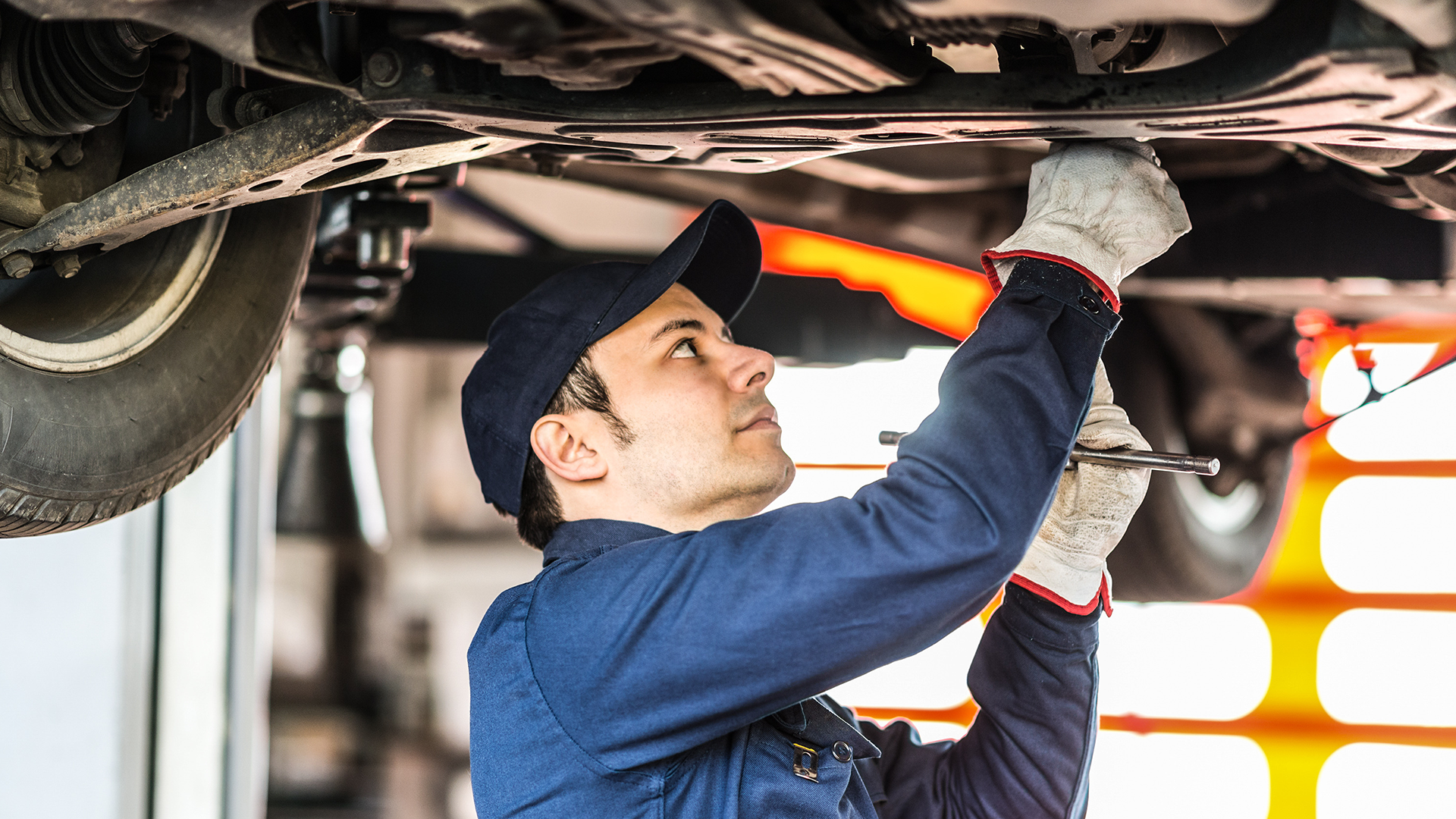 Persona trabajando en reparación de un automovil