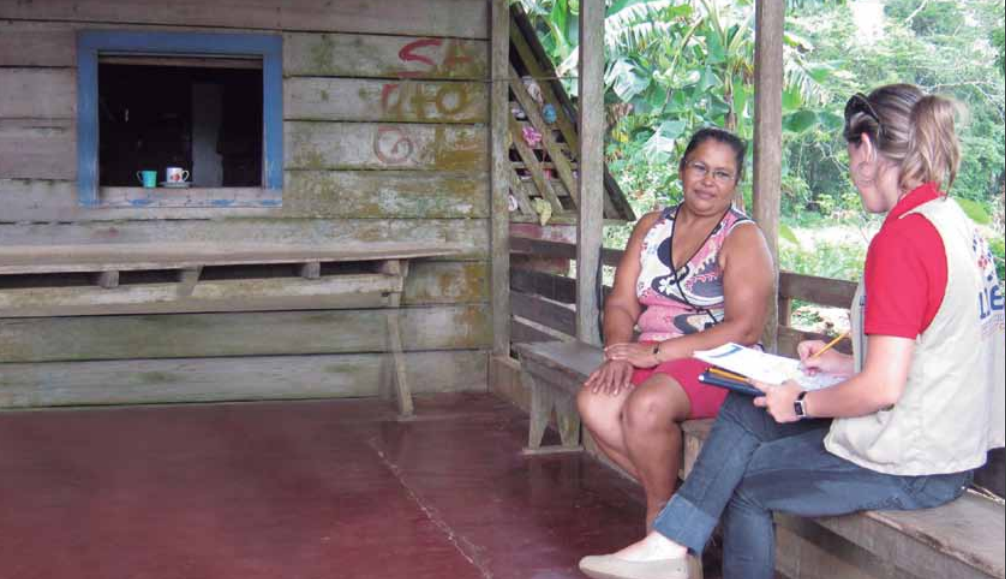 Persona realizando una encuesta en un hogar