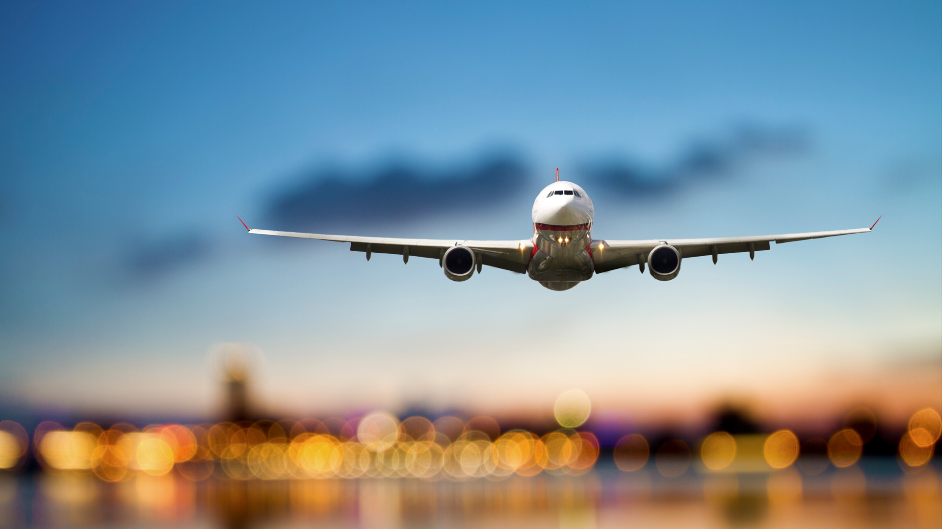 Avión despegando al atardecer.