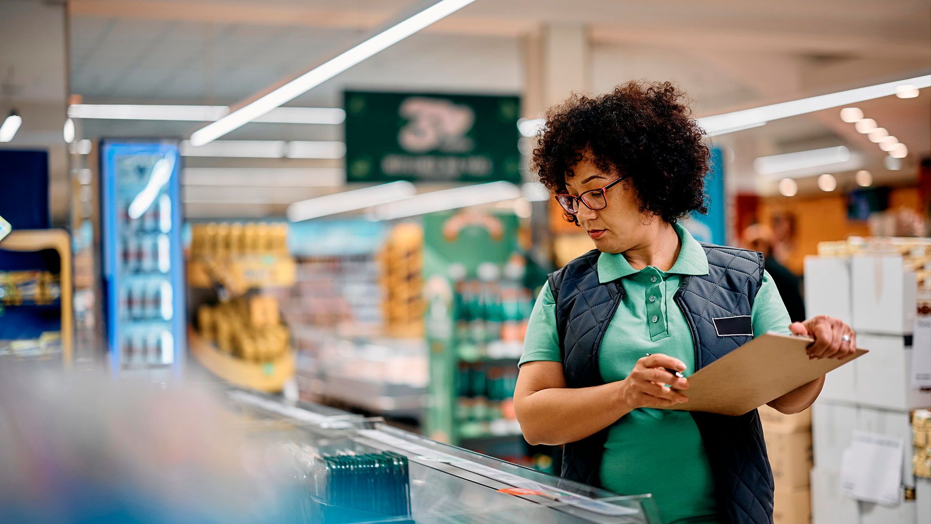 Mujer trabaja haciendo invetario de productos en super mercado. ECE - Trimestre SON 2022.