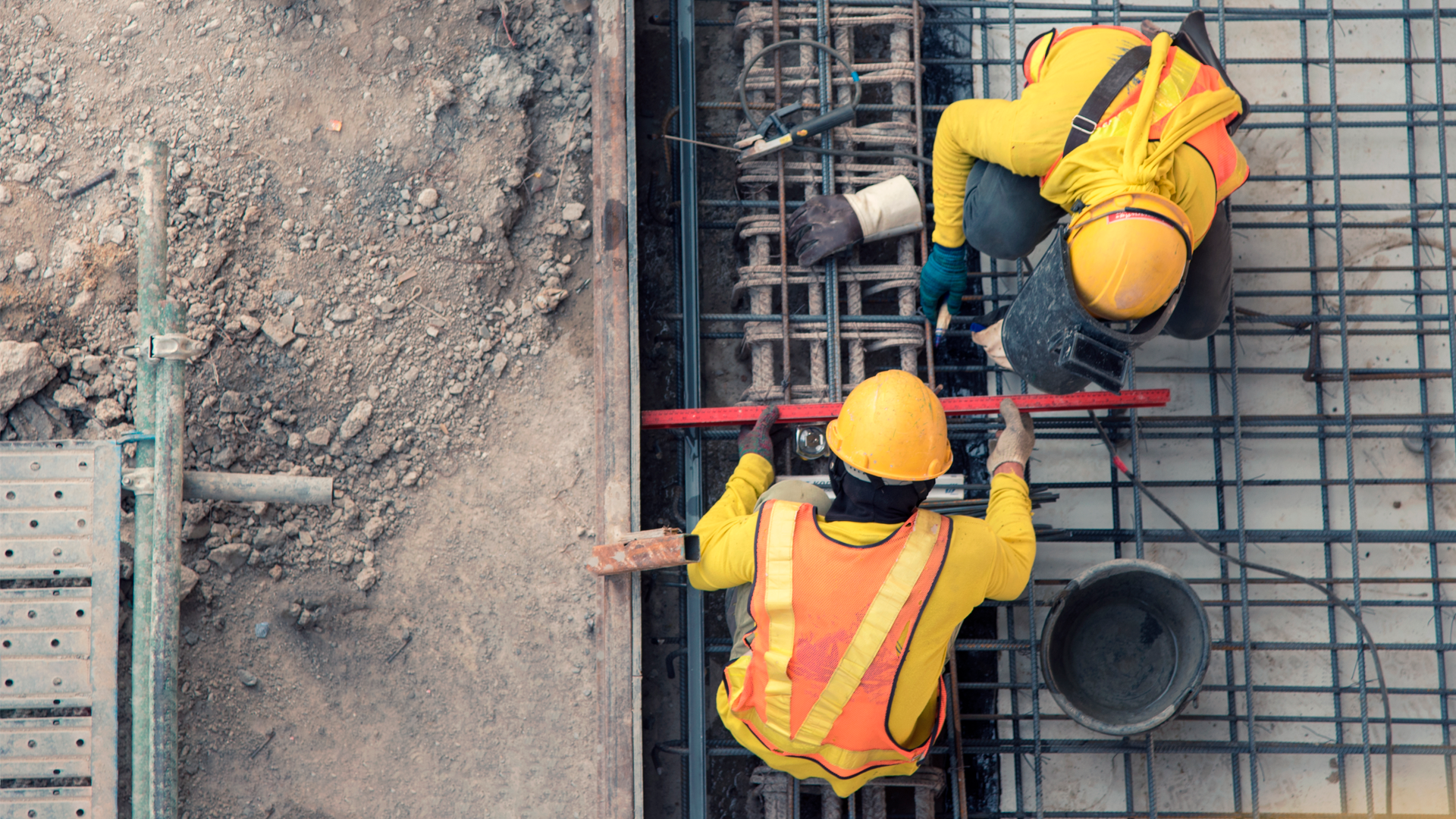 Dos trabajadores preparan entrepiso de varilla de acero en construcción de edificio. IPCONS. Abril 2023.