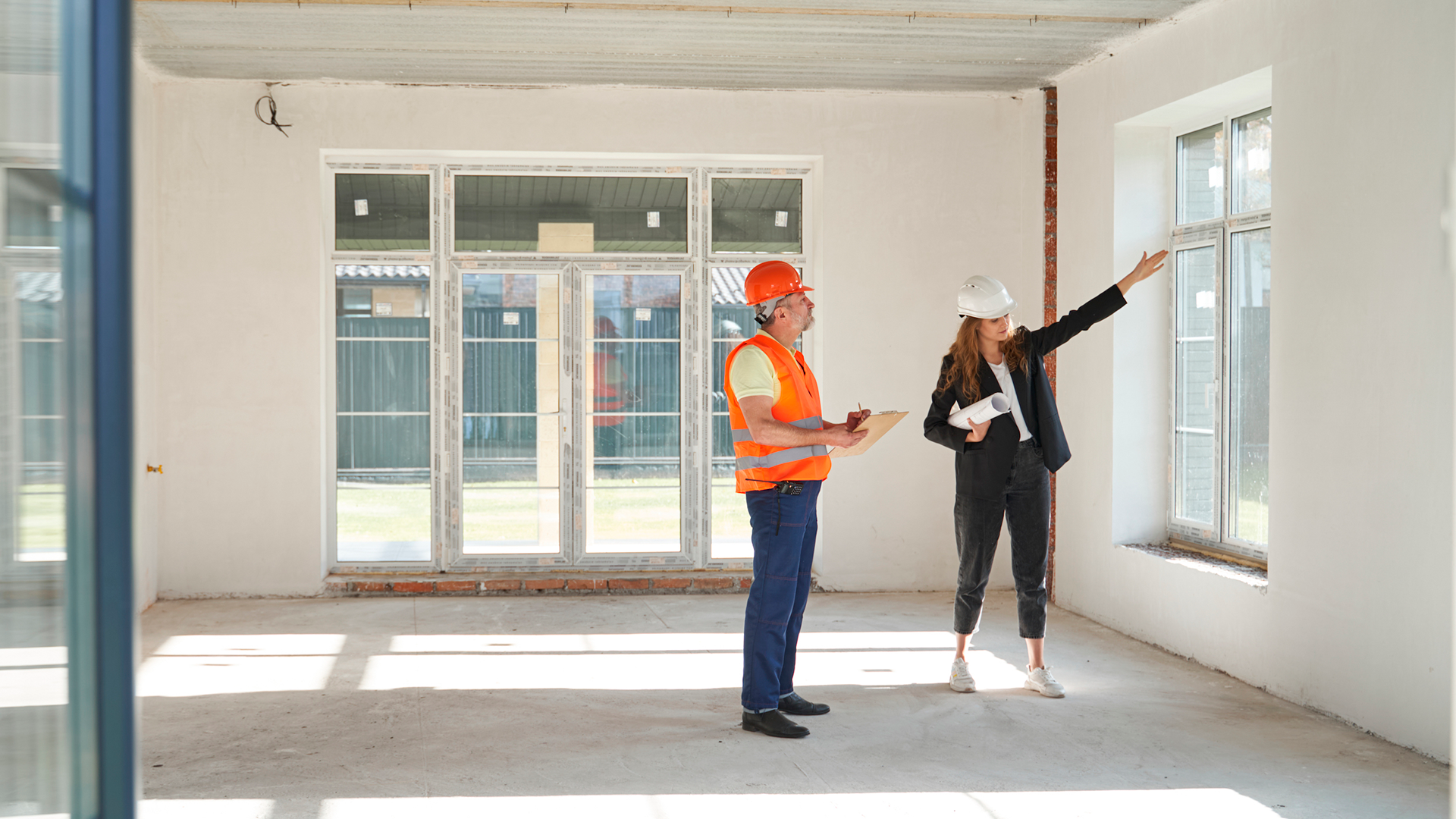 Arquitecta muestra ventana a maestro de obras en casa en construcción. IPCONS. Mayo 2023.