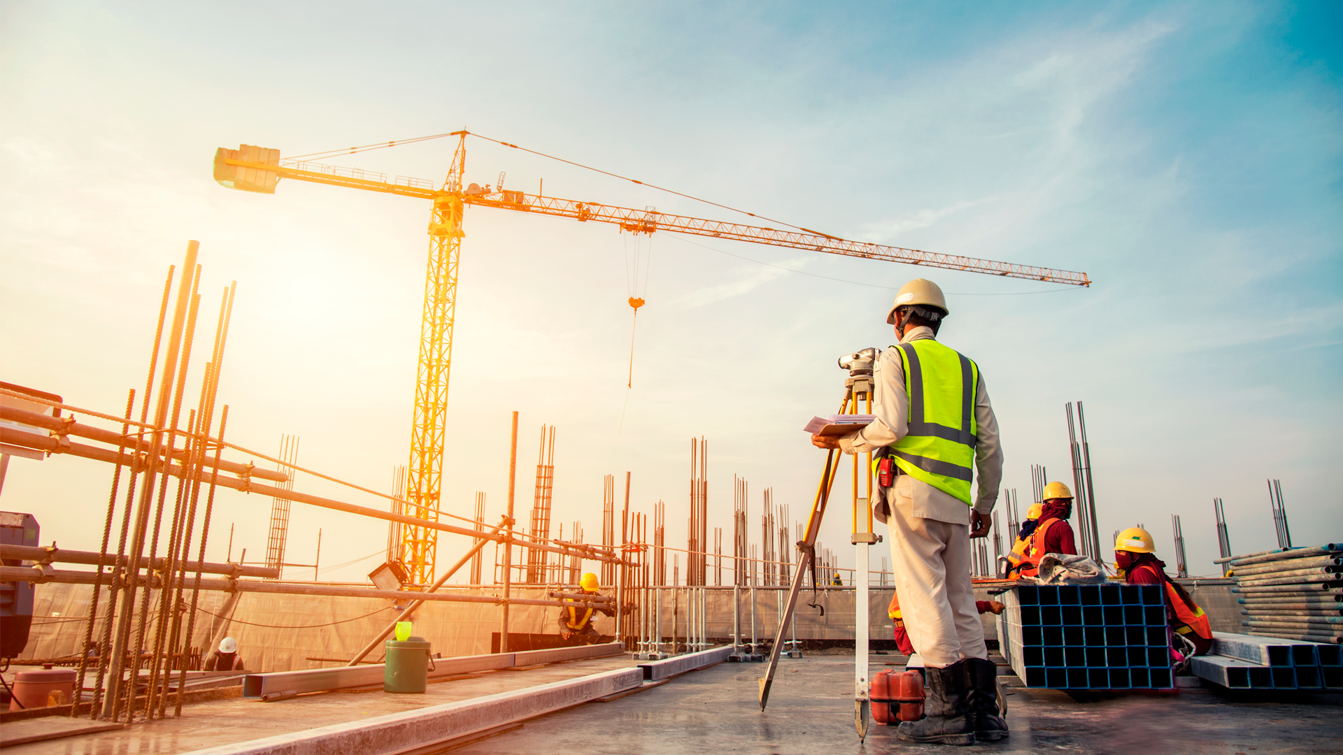 Trabajador de construcción camina sobre entrepiso en construcción de edificio. IPCONS DIC 2023.