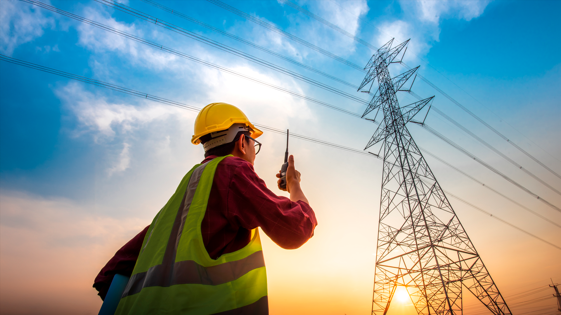 Trabajador observa torres y cableado de tendido eléctrico. IPC. ENE 2024.