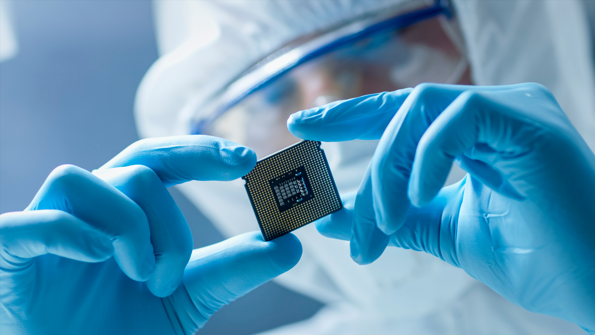 Operario de manufactura sostiene microchip en sus manos. COMEX 2023. Resultados preliminares.