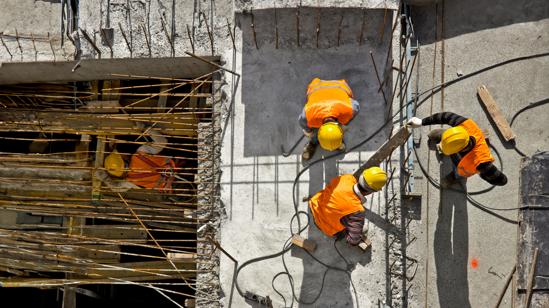 Trabajadores con equipo de protección en azotea de edificio en construcción. IPConstrucción. MAR 2024.