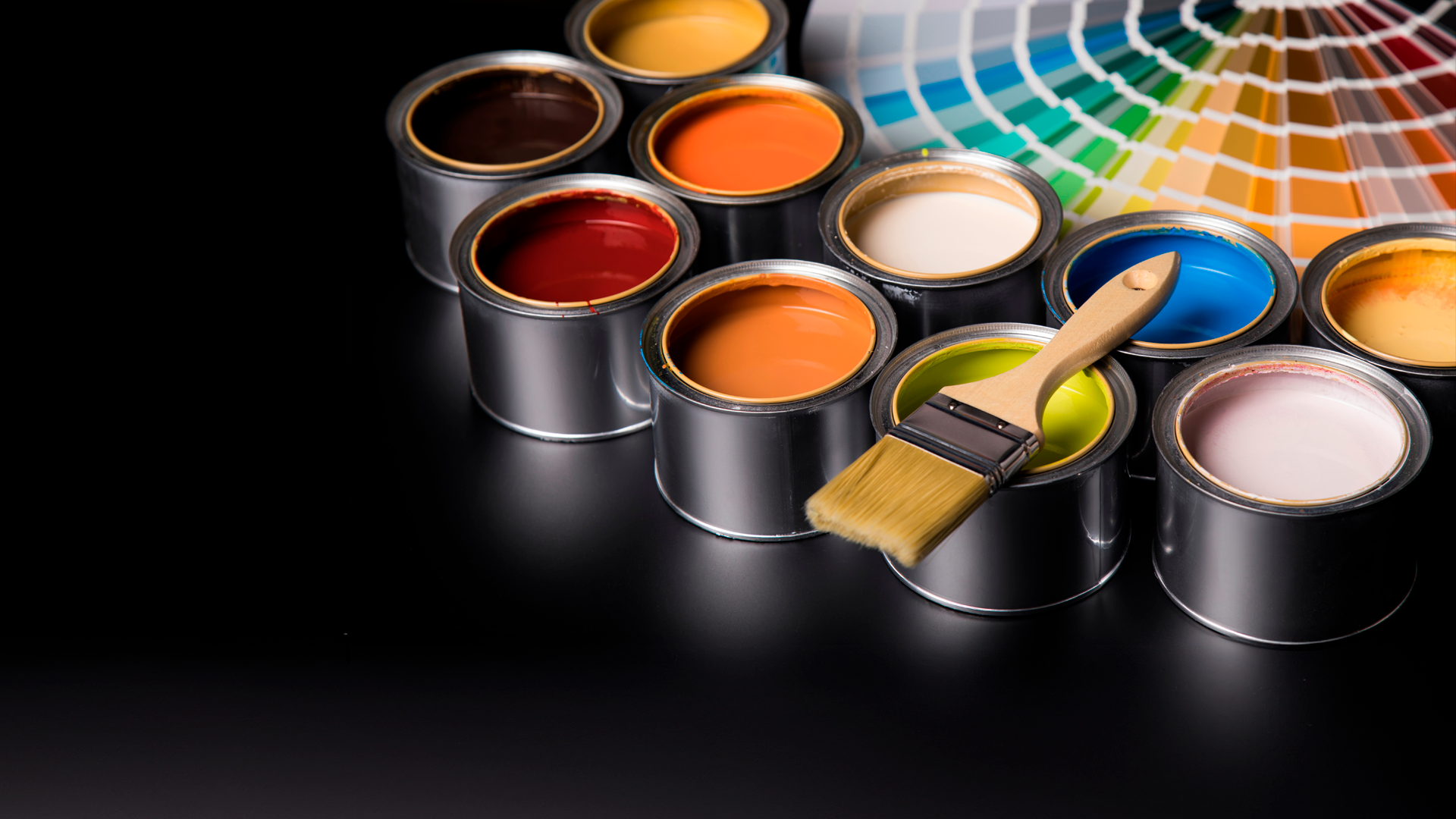 Recipientes de pintura y paletas de muestras de diferentes colores. IPConstrucción. MAY 2024.