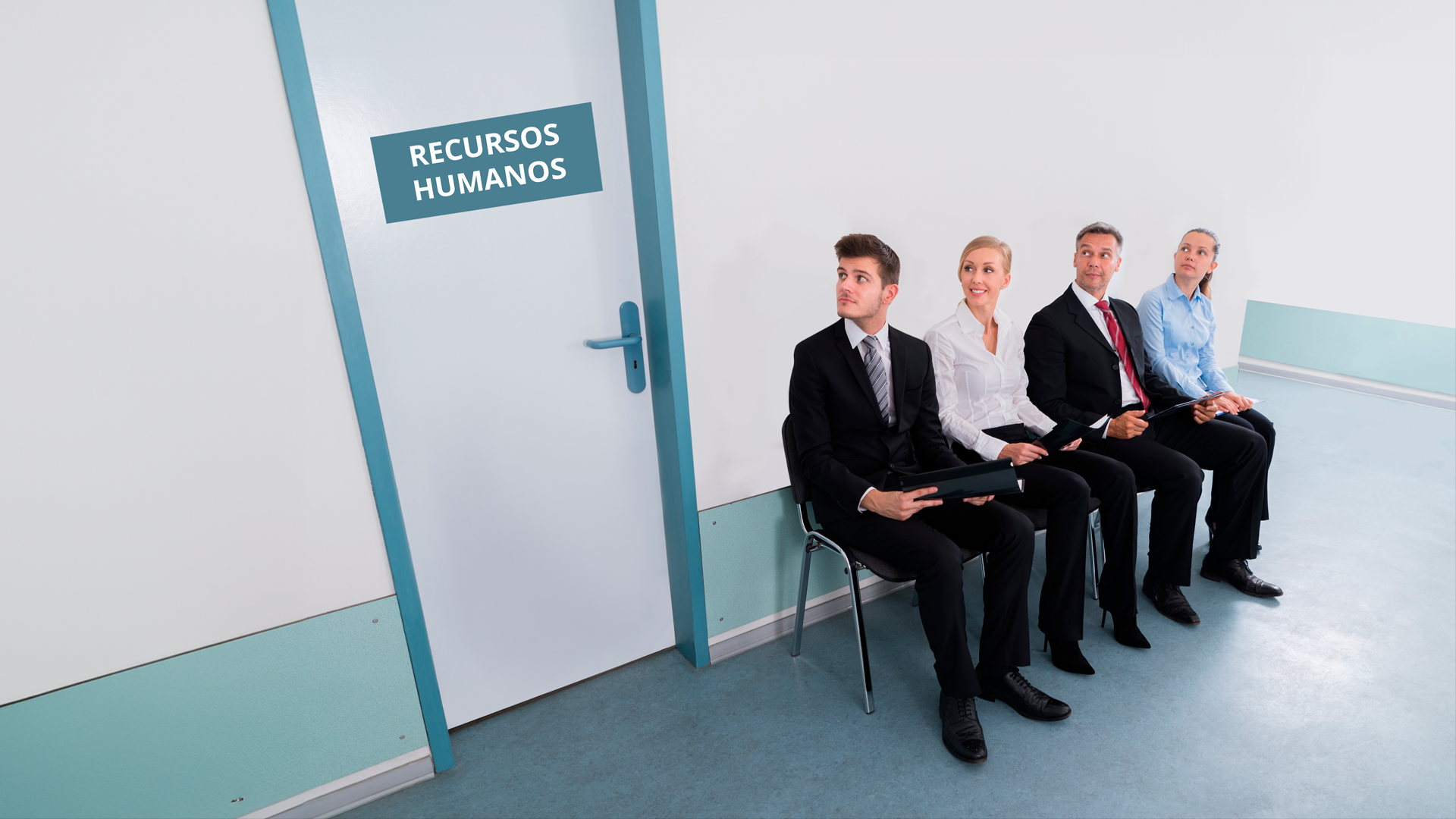 Personas haciendo fila para entrevista de trabajo ejecutivo. ECE. Trimestre MAM 2024.