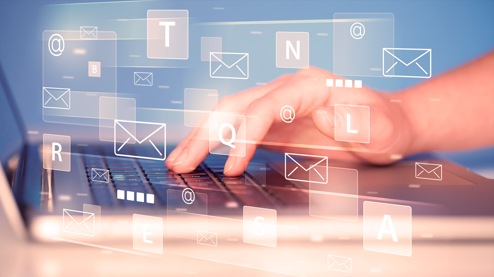Mano sobre teclado de computadora portátil. Consulta ciudadana 2024. IPP.