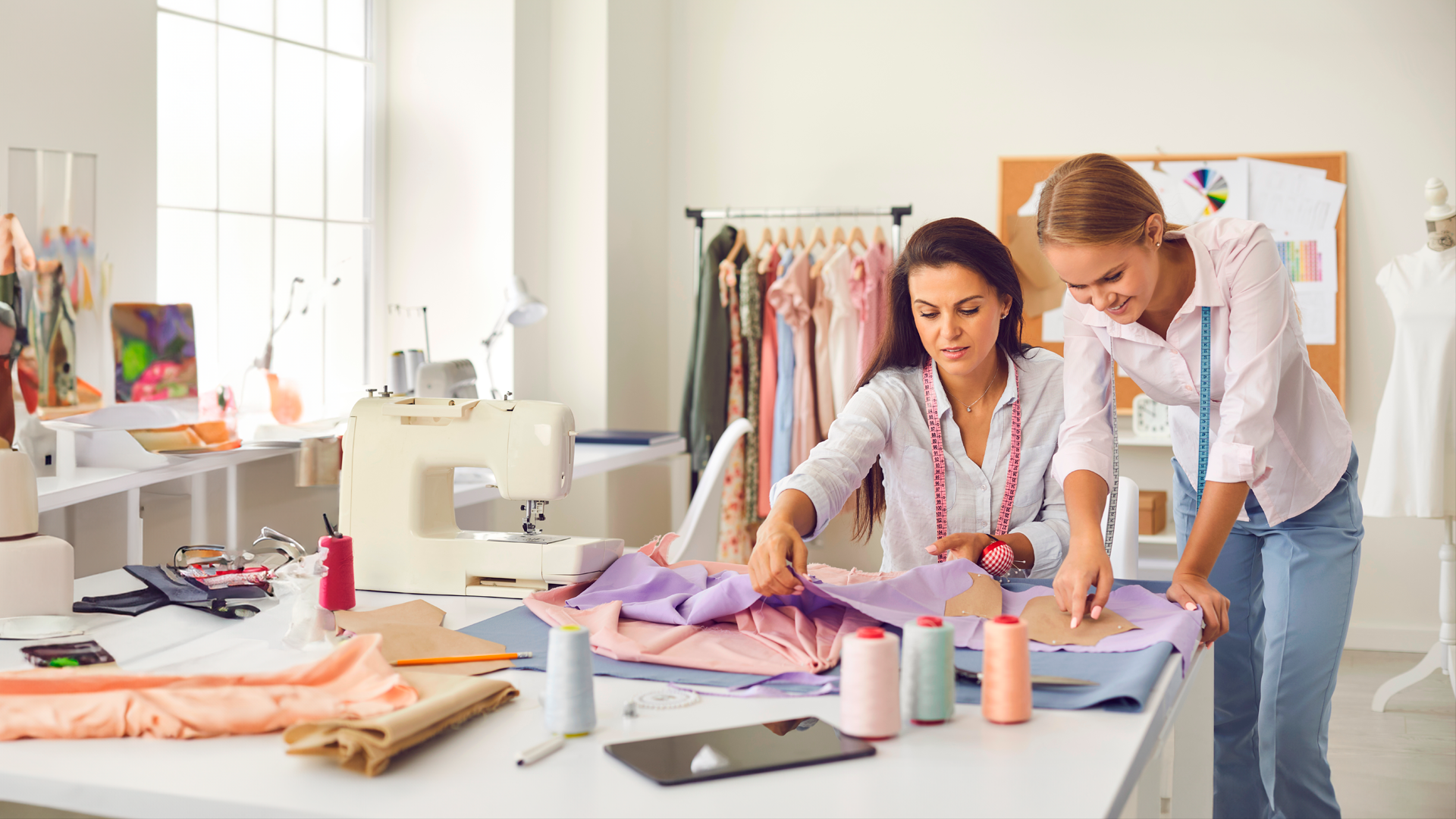 Dos mujeres trabajan en confección de ropa en taller casero. ENAMEH 2024. Inicio.