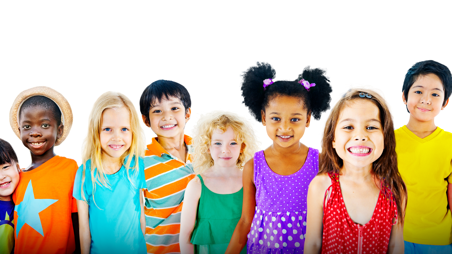 Niños y niñas de diferentes etnias posan sonrientes viendo a al frente. Día del Niño y la Niña, 2024.