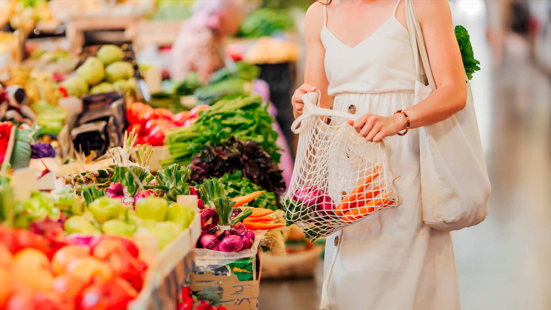 Mujer realiza compras y supermercados y carga vegetales en bolsa reutilizable. IPC. SET 2024.