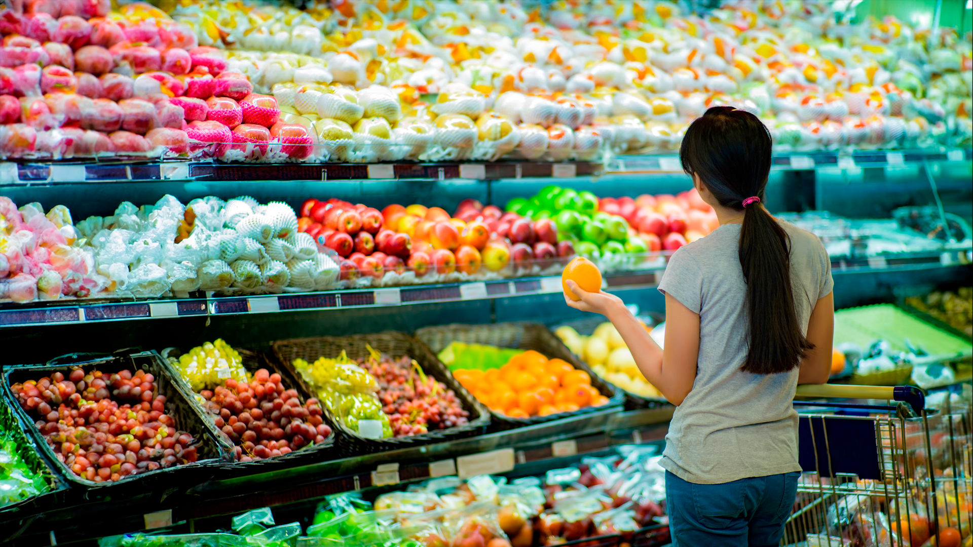 Mujer compra frutas y verduras en supermercado. IPC. OCT 2024.