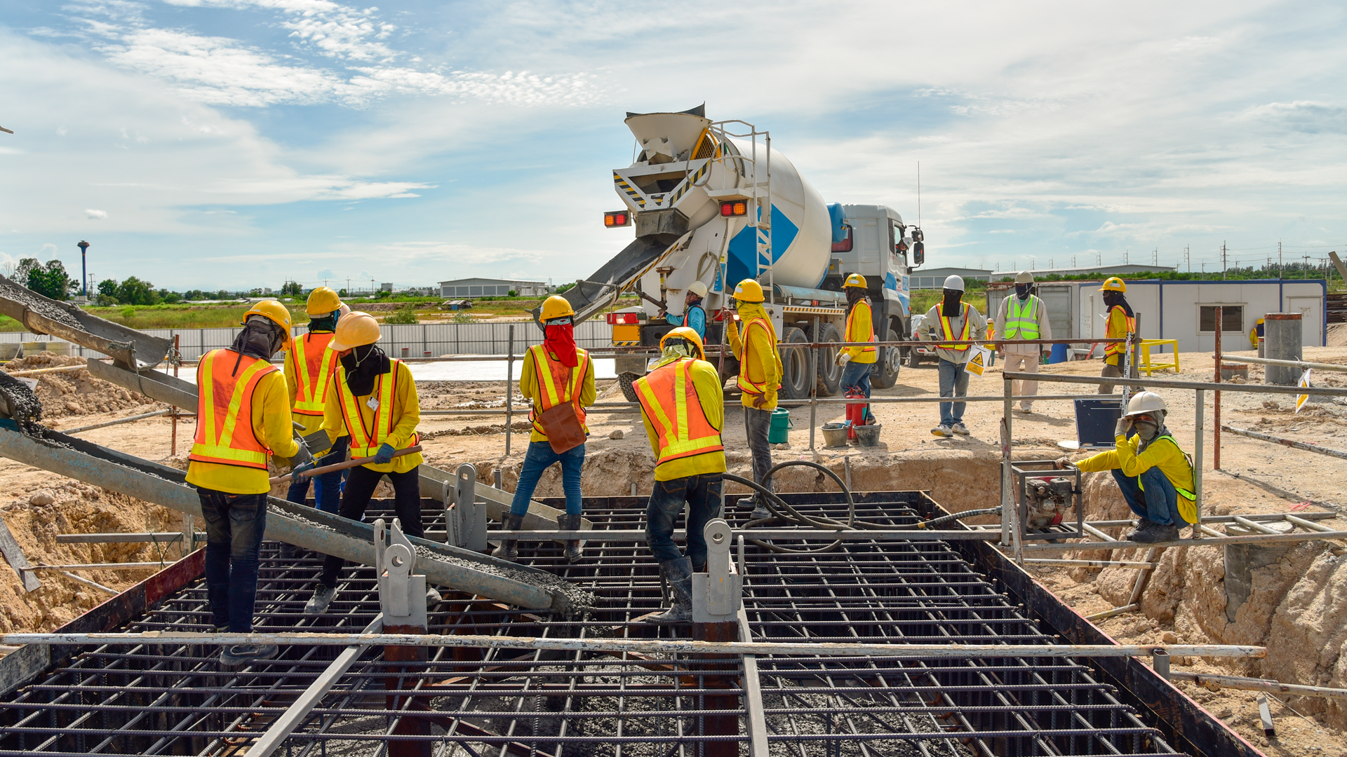 Trabajadores vierten piso de concreto para construcción de edificio. IPConstruccion. OCT 2024.