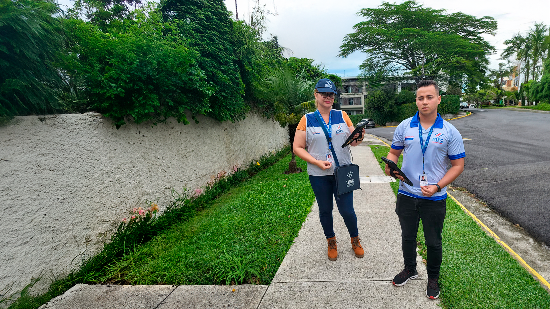 Personal entrevistador del INEC debidamente identificado recolecta datos en campo. INEC Costa Rica. Recolección de datos. 2025.