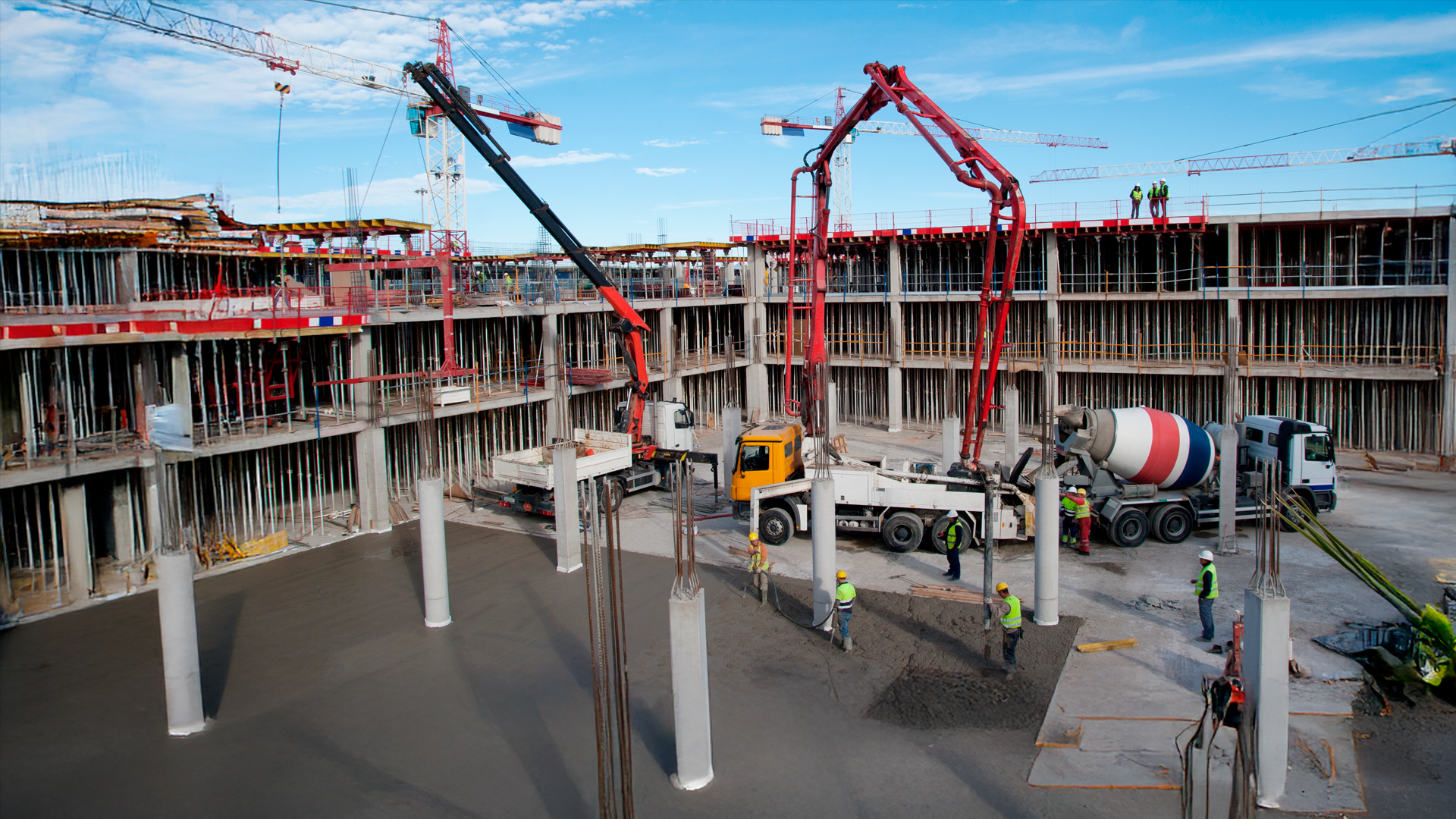 Maquinaria de construcción pesada vierte concreto en construcción de edificio. IPConstrucción. ENE 2025.