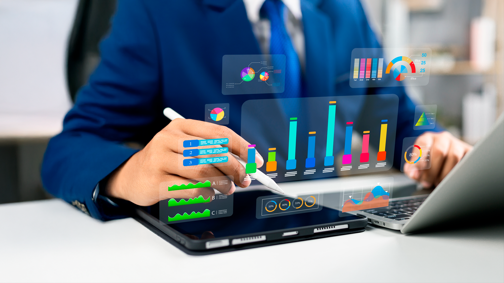Hombre con traje calcula datos estadísticos en computadora portátil. Centro de Información. 2025.