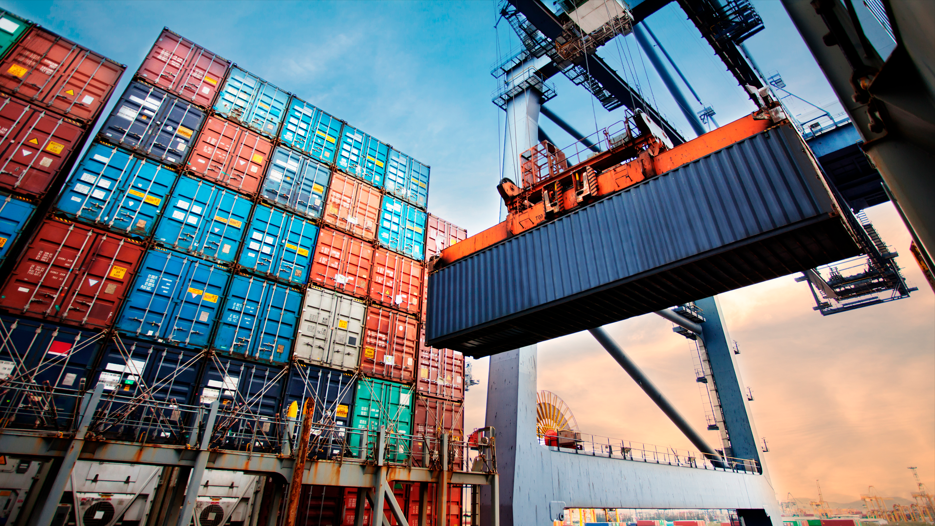 Grúa levanta contenedor para comercio marítimo. Depósito de contenedores. Comercio Exterior. Resultados anuales 2024. Cifras preliminares.