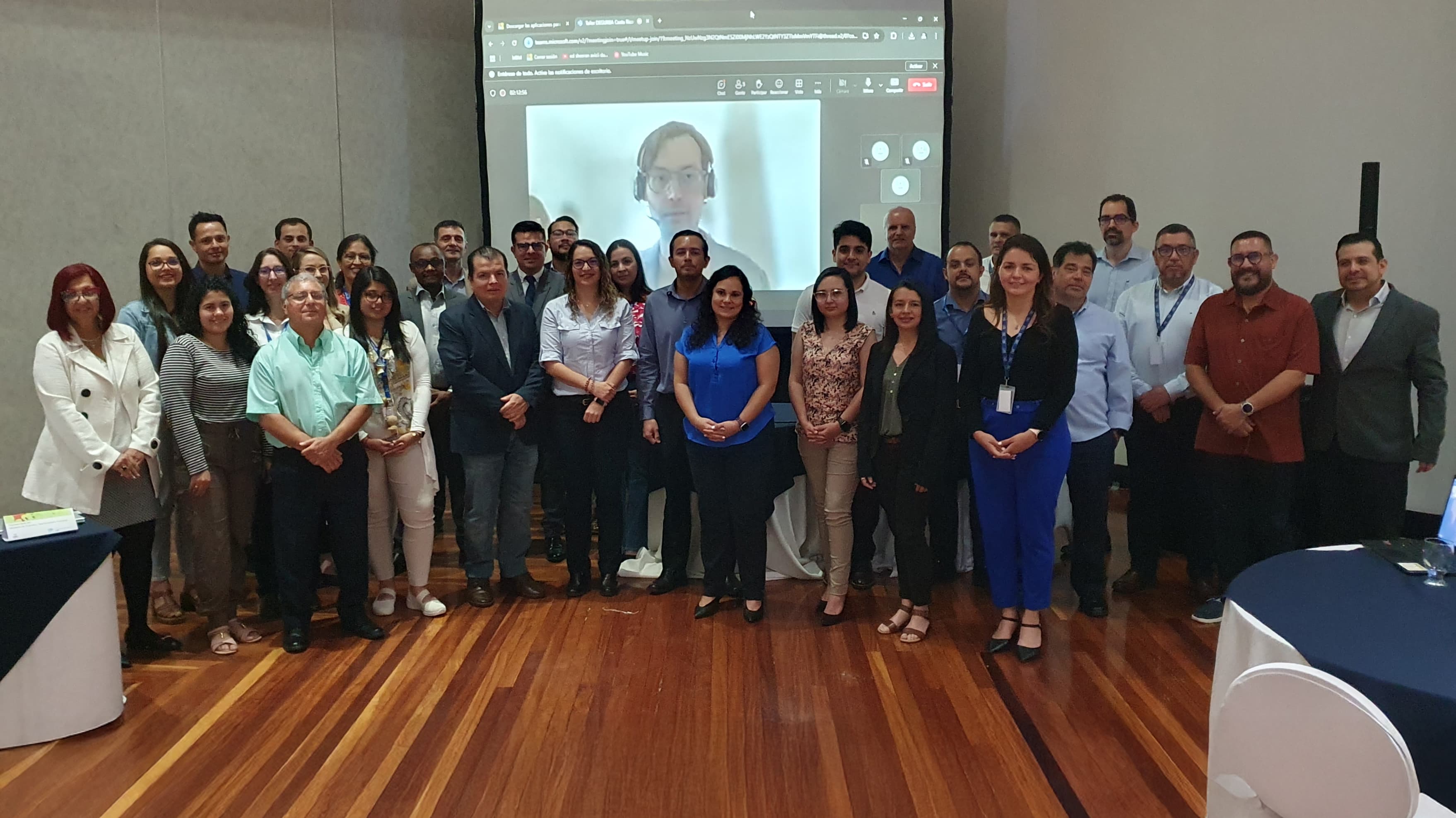 Foto de grupo. Personas participantes del Taller DEGURBA Costa Rica 2025.