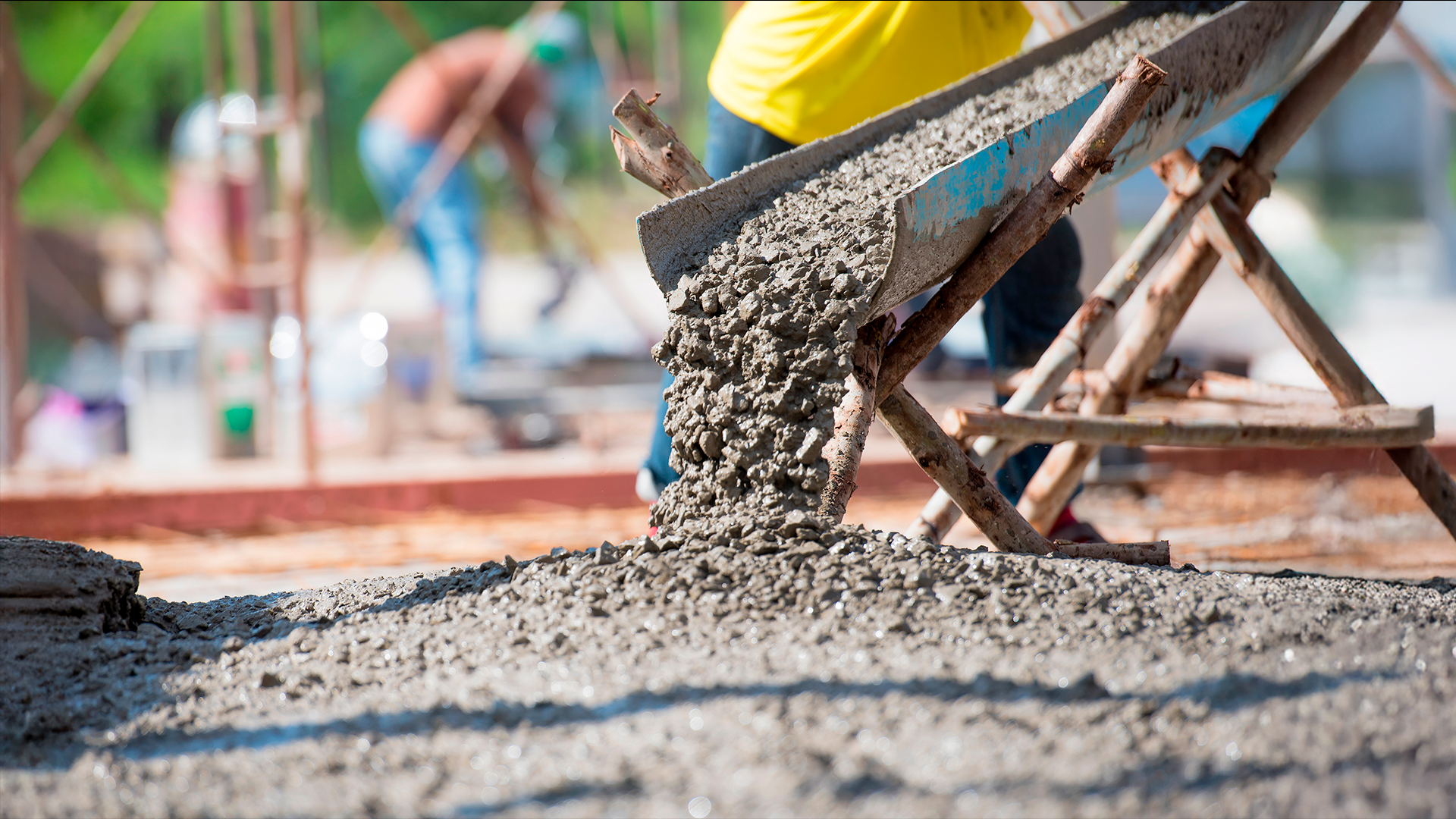 Máquina mezcladora de concreto vierte contenido en obra de construcción. IPCONS. MAR 2025.