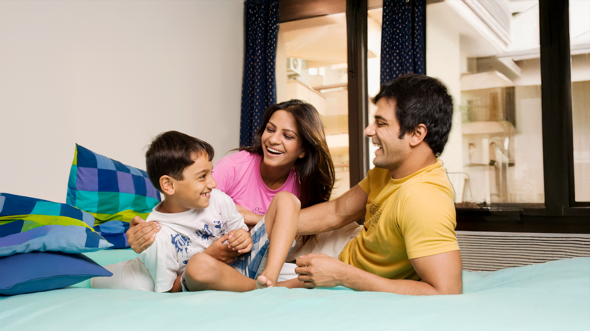 Papá comparte su tiempo con paraje e hijo en su casa. Especial del Día de Padre 2025.