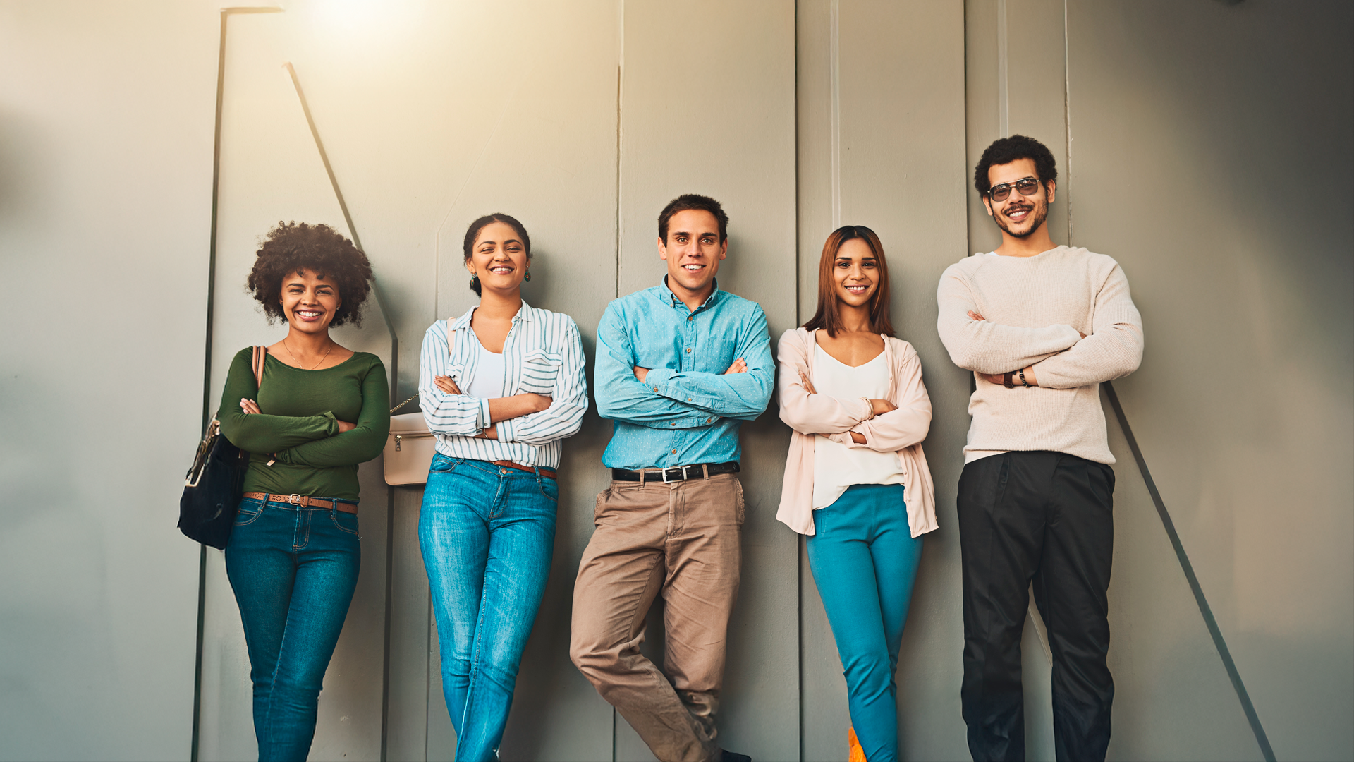 Personas jóvenes esperan en fila para entrevista de trabajo. ECE. TRIM MAM 2025.