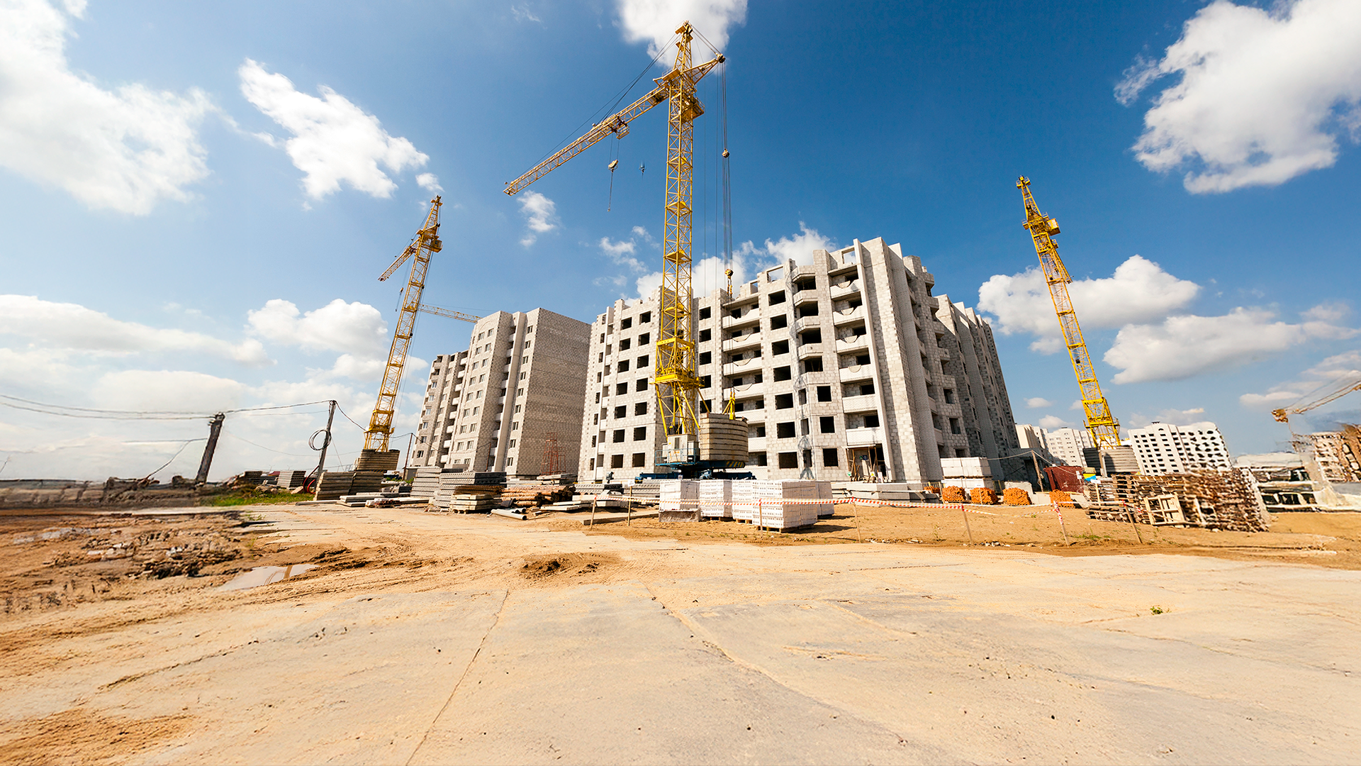 Grúas de altura trabajan en la construcción de edificio de múltiples pisos. IPCONS. JUN 2025.