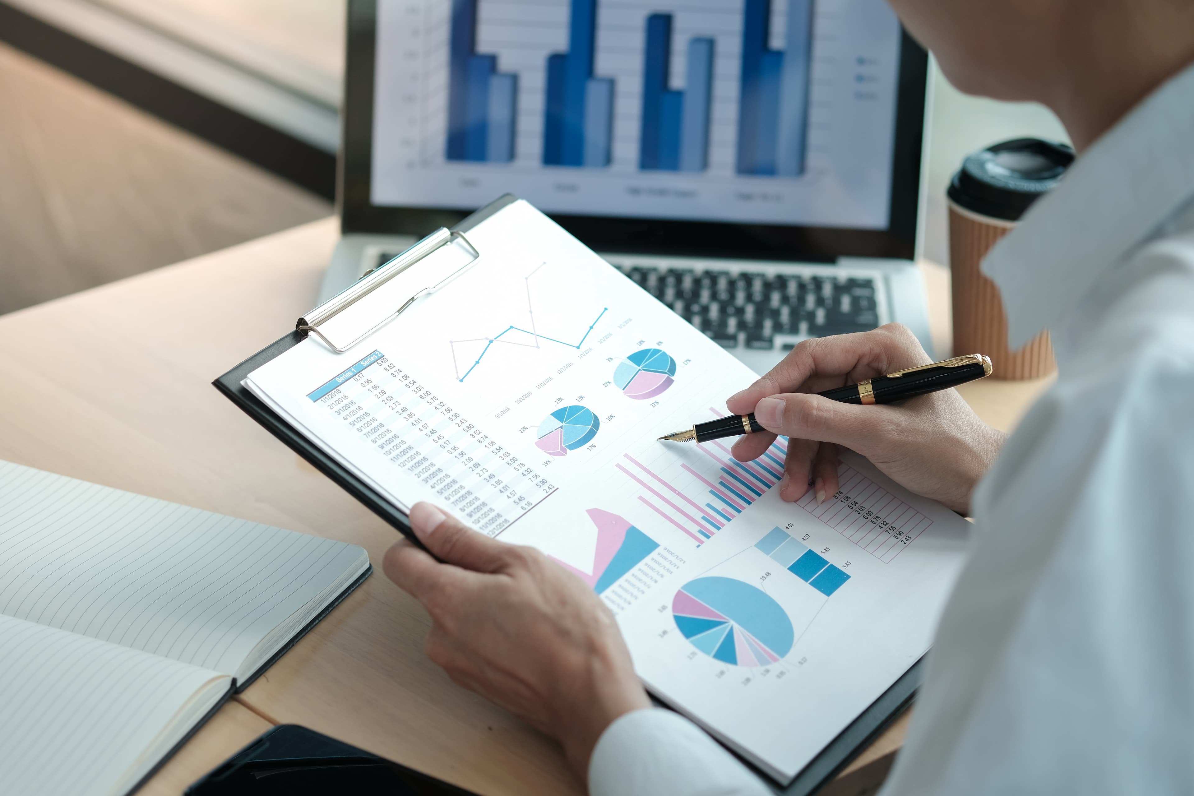 persona revisando gráficos estadísticos