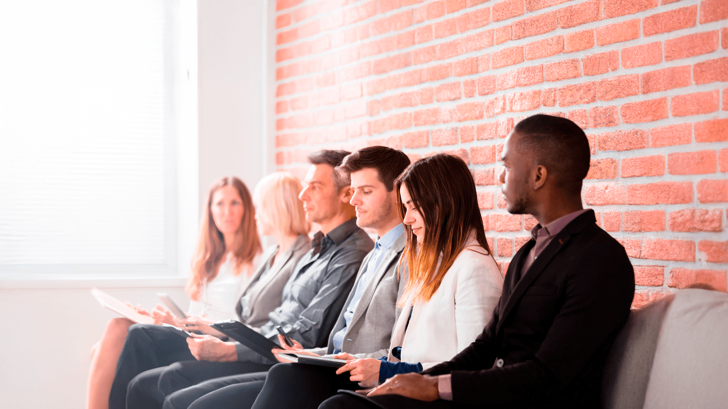 Imagen ilustrativa. Personas sentadas en fila esperan su turno para entrevista laboral. ECE. Tercer trimestre 2025.