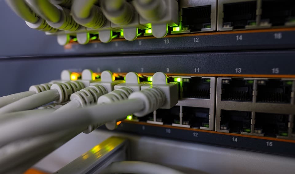 Cables de red conectados equipo de red