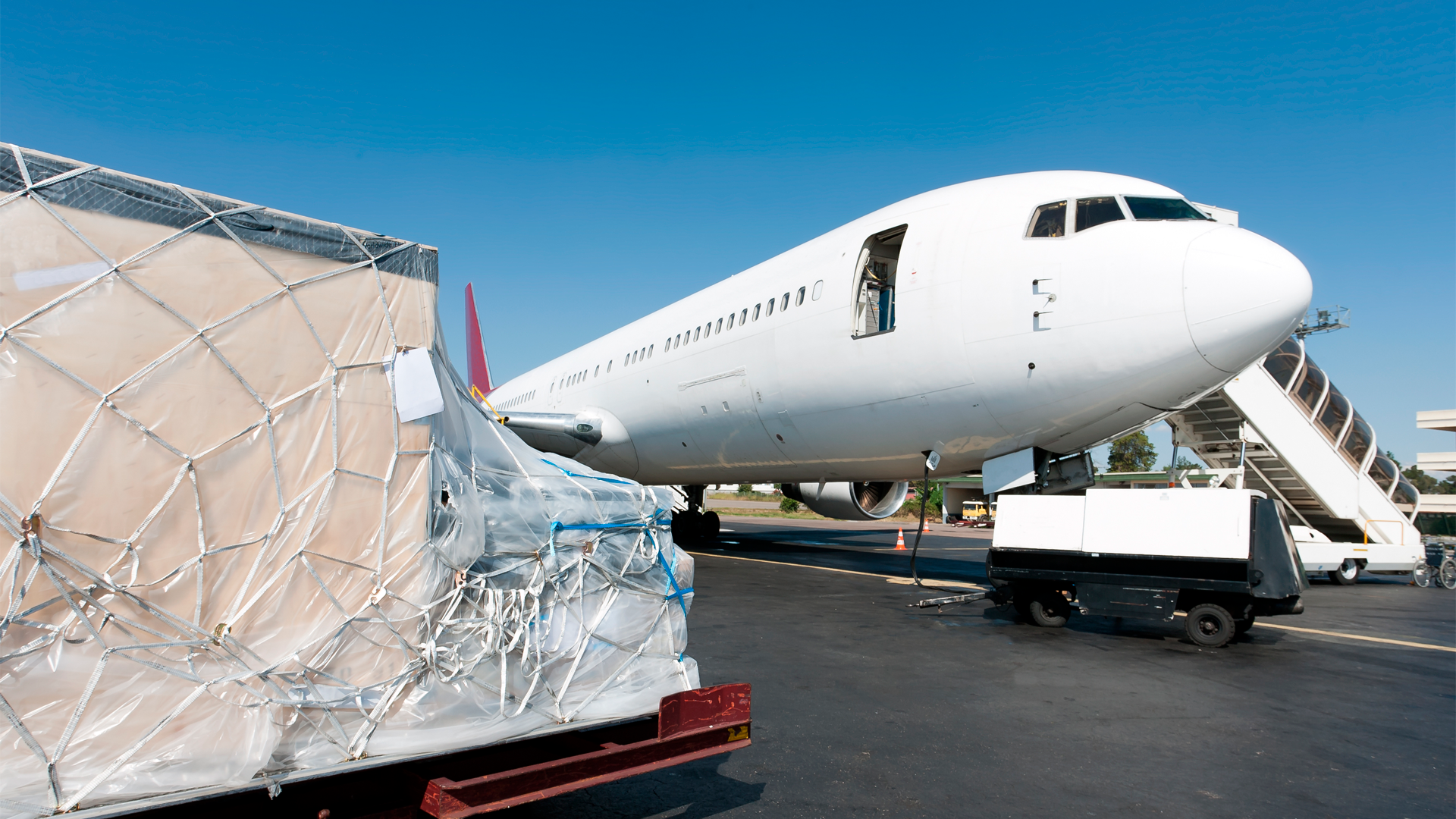 Avión de carga y paquetes para exportación en aeropuerto. COMEX. Anual preliminar 2022.