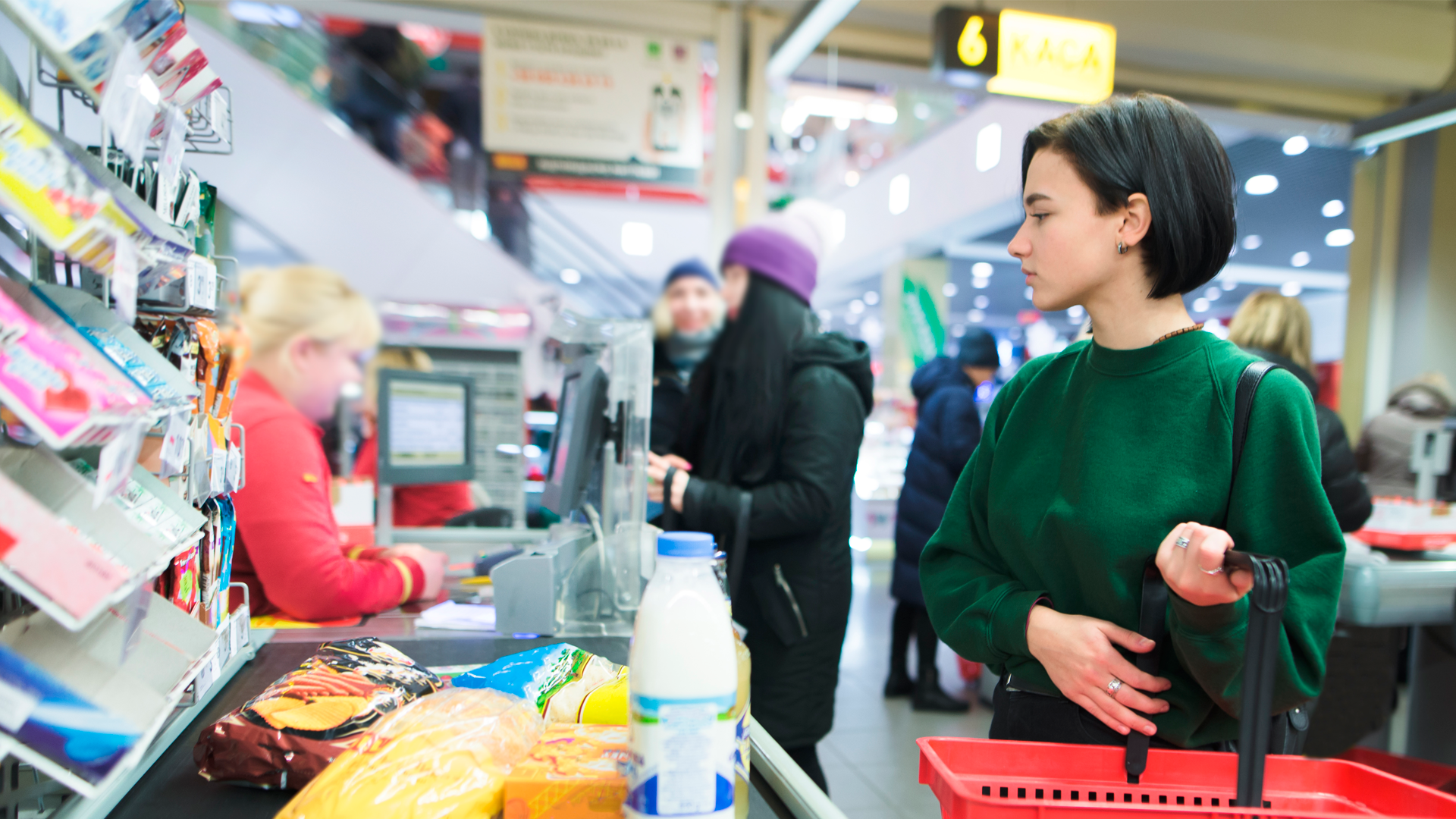Mujer paga compras en caja de supermercado. IPC. Febrero 2023.