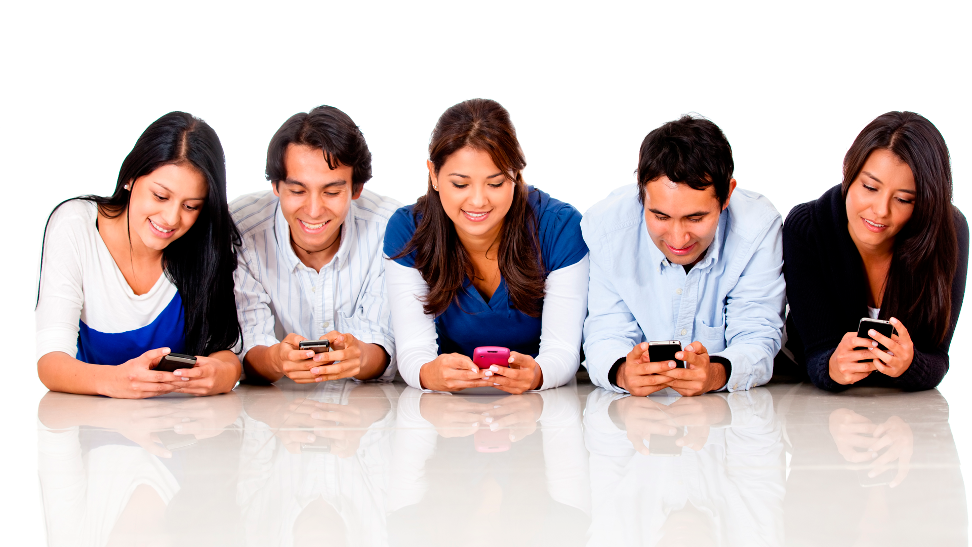 Personas jóvenes utlizando teléfonos celulares. IPC. Mayo 2023.